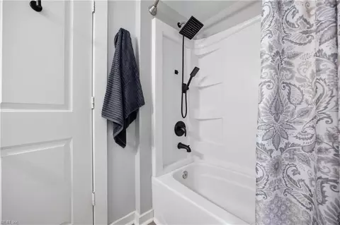 Bath - 3818 Wayne Cir, Norfolk, VA 23513 photo 3 of 3