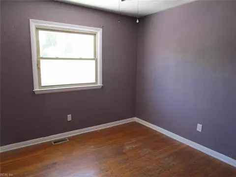 Bedroom - 72 Banister Dr, Hampton, VA 23666 photo 1 of 4