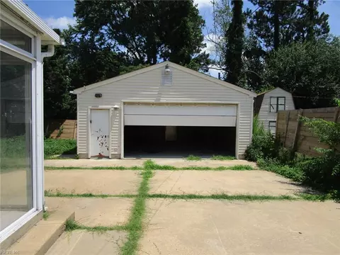 Exterior - 72 Banister Dr, Hampton, VA 23666 photo 3 of 5