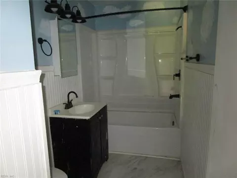 Bath - 72 Banister Dr, Hampton, VA 23666 photo 2 of 3