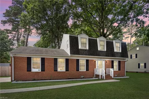 305 W Woodland Dr, Yorktown, VA 23692
