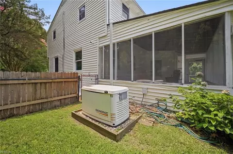Exterior - 19 E Lamington Rd, Hampton, VA 23669 photo 6 of 9