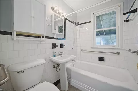 Bath - 19 E Lamington Rd, Hampton, VA 23669 photo 1 of 2