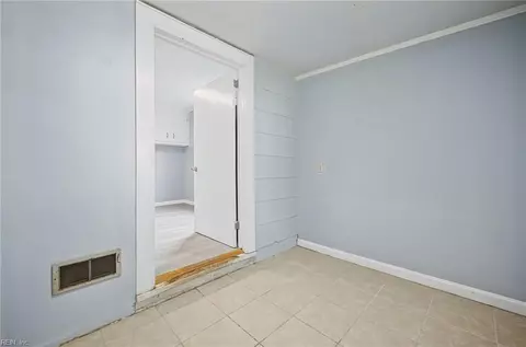 Entry Way - 19 E Lamington Rd, Hampton, VA 23669 photo 4 of 4