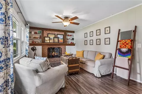 Living - 103 Beale Ave, Smithfield, VA 23430 photo 2 of 4