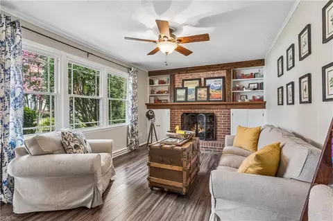 Living - 103 Beale Ave, Smithfield, VA 23430 photo 1 of 4