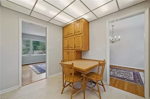 Entry Way - 118 Tanglewood Dr, Hampton, VA 23666 photo 2 of 2
