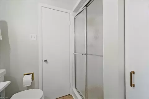 Bath - 118 Tanglewood Dr, Hampton, VA 23666 photo 2 of 7