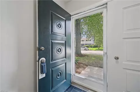 Entry Way - 118 Tanglewood Dr, Hampton, VA 23666 photo 1 of 2