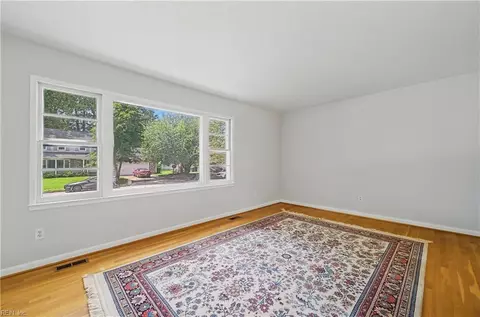 Living - 118 Tanglewood Dr, Hampton, VA 23666 photo 2 of 5