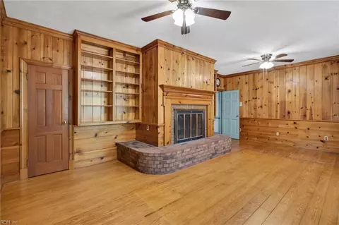 Living - 279 Colonial Trl E, Surry, VA 23883 photo 2 of 7