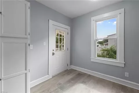 Entry Way - 115 E Pembroke Ave, Hampton, VA 23669 photo 2 of 3