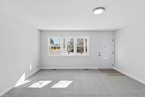 Living - 18 Fort Worth St, Hampton, VA 23669 photo 1 of 3