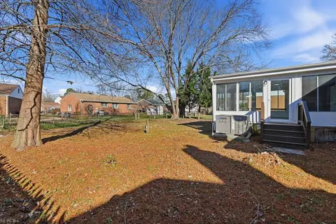 Exterior - 18 Fort Worth St, Hampton, VA 23669 photo 5 of 9