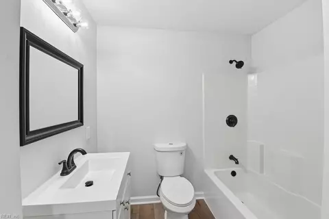 Bath - 18 Fort Worth St, Hampton, VA 23669 photo 2 of 3