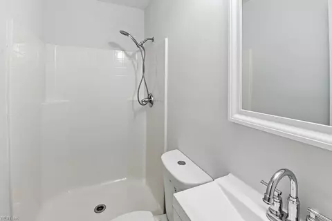 Bath - 18 Fort Worth St, Hampton, VA 23669 photo 1 of 3