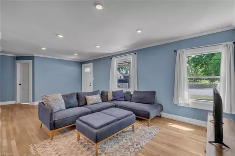 Living - 401 Glendale Rd, Hampton, VA 23661 photo 2 of 2