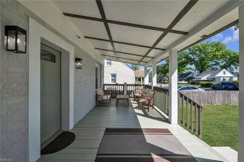 Exterior - 401 Glendale Rd, Hampton, VA 23661 photo 5 of 9
