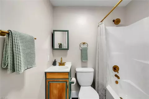 Bath - 401 Glendale Rd, Hampton, VA 23661 photo 2 of 2