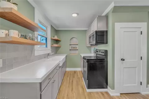 Kitchen - 401 Glendale Rd, Hampton, VA 23661 photo 1 of 2