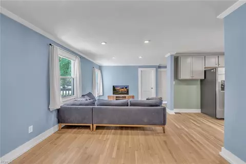 Living - 401 Glendale Rd, Hampton, VA 23661 photo 1 of 2