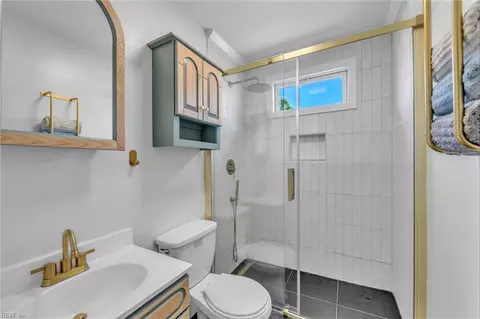 Bath - 401 Glendale Rd, Hampton, VA 23661 photo 1 of 2