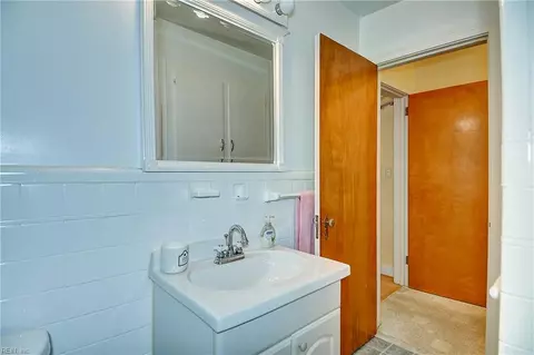 Bath - 8575 Circle Dr, Norfolk, VA 23503 photo 3 of 3