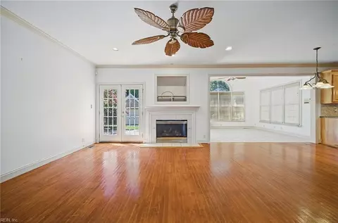 Living - 26 Castle Haven Rd, Hampton, VA 23666 photo 2 of 6