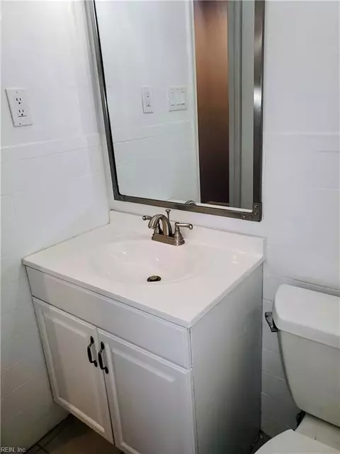 Bath - 58 Santa Barbara Dr, Hampton, VA 23666 photo 3 of 4