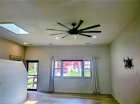 Living - 58 Santa Barbara Dr, Hampton, VA 23666 photo 2 of 2
