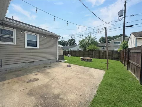Exterior - 823 Headrow Ter, Hampton, VA 23666 photo 6 of 8