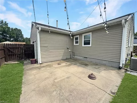 Exterior - 823 Headrow Ter, Hampton, VA 23666 photo 5 of 8