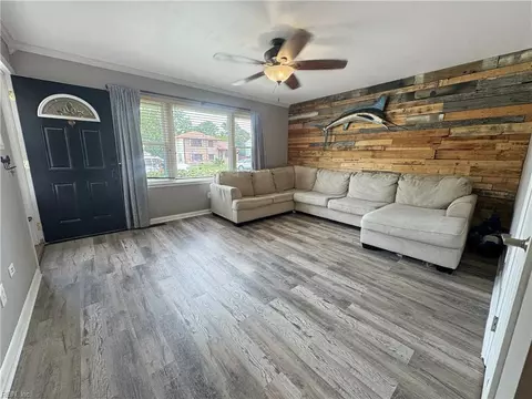 Living - 823 Headrow Ter, Hampton, VA 23666 photo 2 of 4