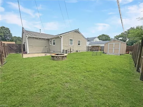 Exterior - 823 Headrow Ter, Hampton, VA 23666 photo 4 of 8