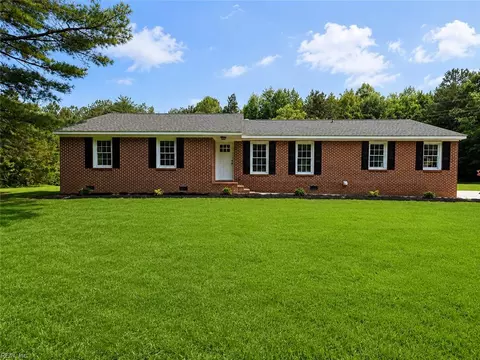 76 Moonlight Rd, Smithfield, VA 23430 photo 2