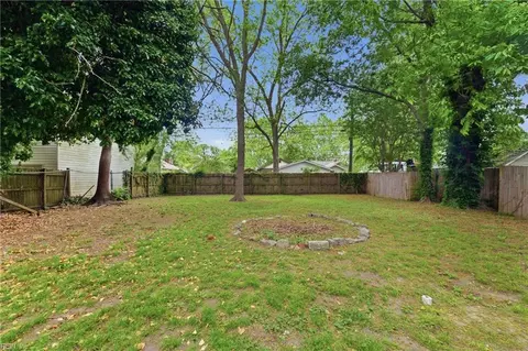 Exterior - 139 Locust Ave, Hampton, VA 23661 photo 2 of 4