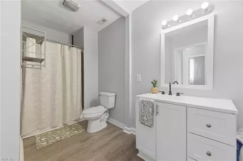Bath - 139 Locust Ave, Hampton, VA 23661 photo 2 of 2