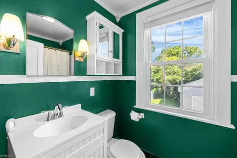 Bath - 118 Braddock Rd, Hampton, VA 23669 photo 2 of 2