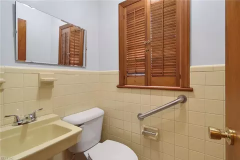 Bath - 110 Marvin Dr, Hampton, VA 23666 photo 2 of 3