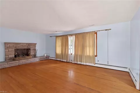 Living - 110 Marvin Dr, Hampton, VA 23666 photo 2 of 5