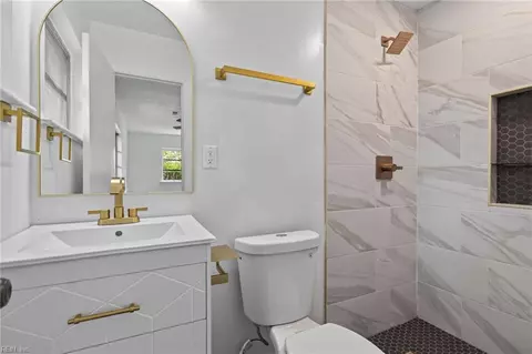 Bath - 43 Azalea Dr, Hampton, VA 23669 photo 1 of 3