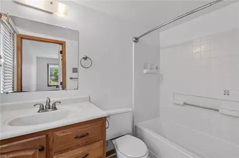 Bath - 4 Cambridge Pl, Hampton, VA 23669 photo 2 of 4