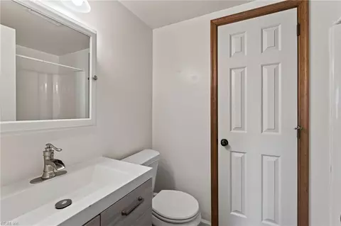 Bath - 4 Cambridge Pl, Hampton, VA 23669 photo 3 of 4