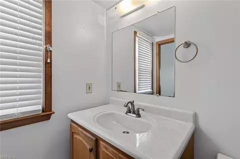 Bath - 4 Cambridge Pl, Hampton, VA 23669 photo 1 of 4