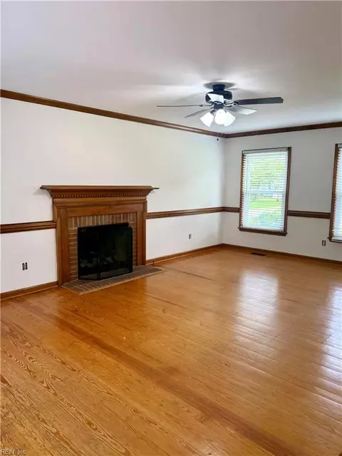 Living - 4 Cambridge Pl, Hampton, VA 23669 photo 1 of 3