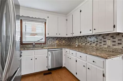 Kitchen - 4 Cambridge Pl, Hampton, VA 23669 photo 2 of 3