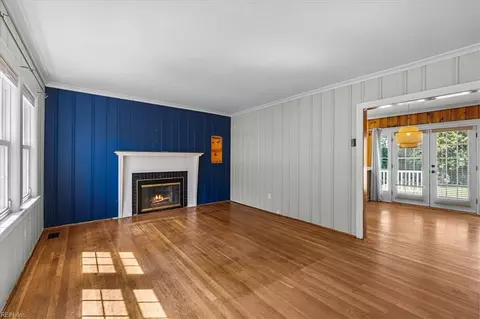 Living - 131 Robinson Rd, Hampton, VA 23661 photo 3 of 5