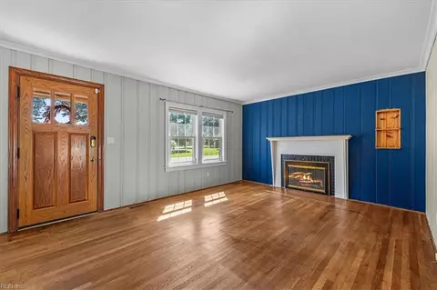 Living - 131 Robinson Rd, Hampton, VA 23661 photo 2 of 5