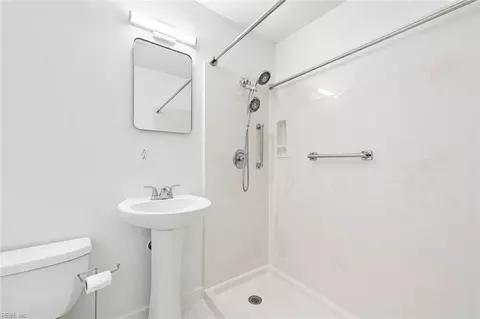 Bath - 15 Hodges Dr, Hampton, VA 23666 photo 2 of 2