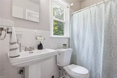 Bath - 213 Ward Dr, Hampton, VA 23669 photo 2 of 3
